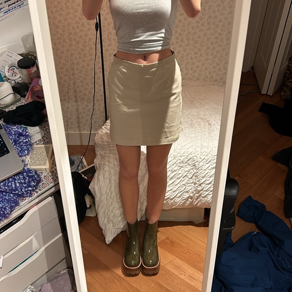 Mid thigh beige skort. - Picture 3 of 3